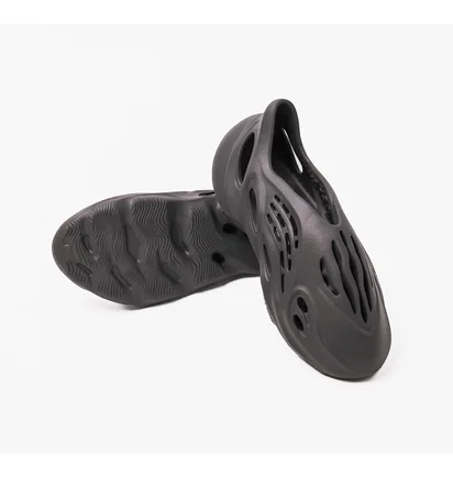 Тапочки мужские Adidas Yeezy Foam Runner Carbon Black IG5349