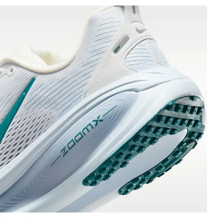 Кросівки жіночі Nike Air Zoom Vomero 18 Light Blue HM6804-103