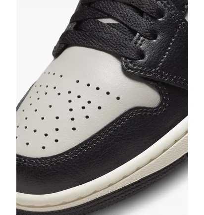 Кросівки жіночі Air Jordan Air 1 Mid Shoes White/Black BQ6472-060