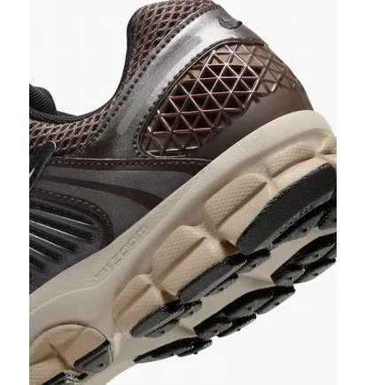 Кросівки жіночі Nike Zoom Vomero 5 Shoes Brown FN6742-201