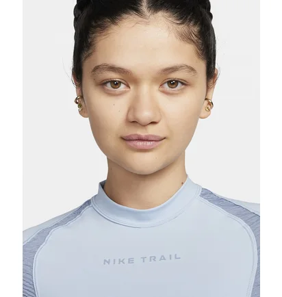Лонгслів жіночий Nike Dri-Fit Trail Light Blue FN4706-440