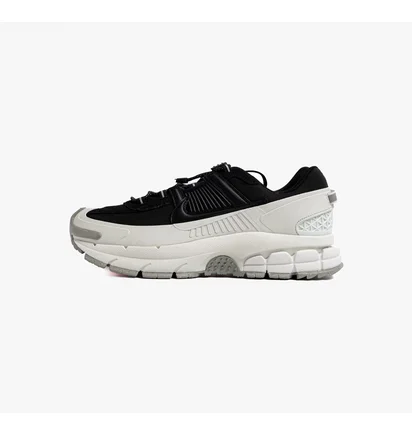 Кросівки чоловічі Nike Zoom Vomero Roam MenS Winterized Shoes White/Black FV2295-001