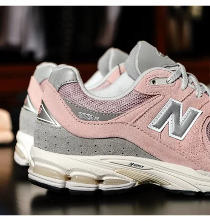 Кроссовки унисекс New Balance 2002R Pink M2002RFC