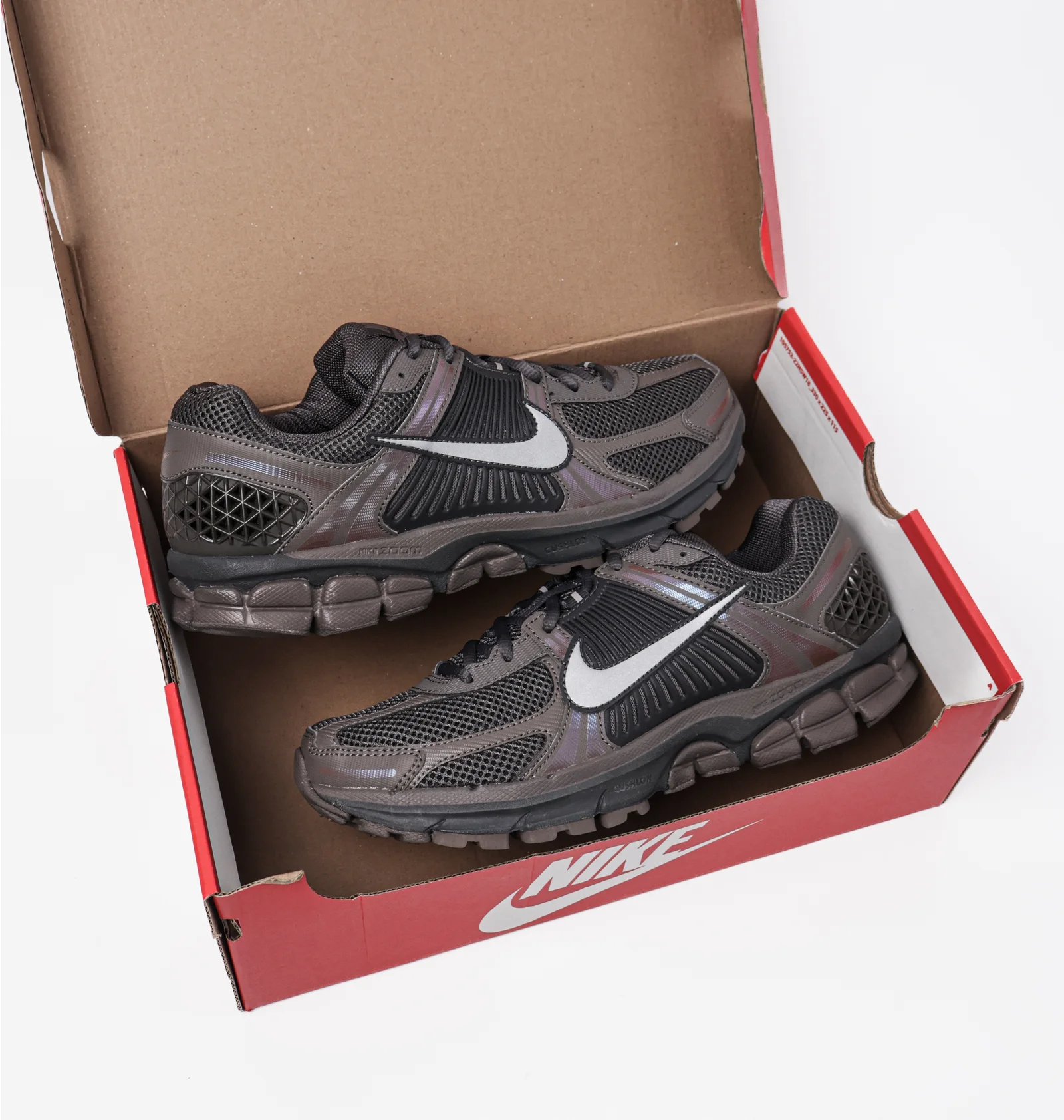 ᐉ Кросівки чоловічі Nike Zoom Vomero 5 Cave Stone Brown HF5493