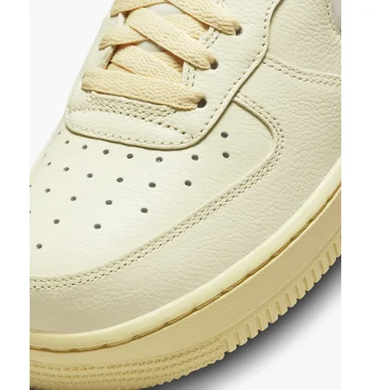 Кросівки жіночі Nike Air Force 1 07 Lx Beige Do9456-100