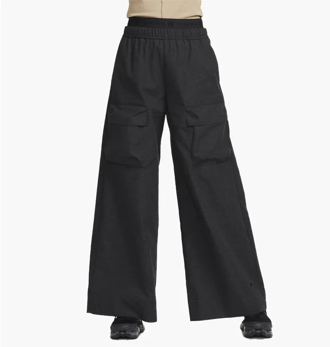 Штаны женские Nike Sportswear Tech Pack High-Waisted Wide-Leg Ripstop Pants Black DV8489-032