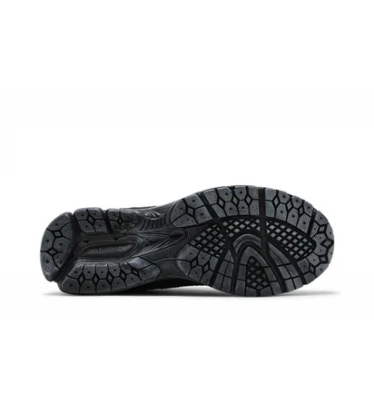 Кроссовки мужские New Balance 2002R Black M2002RDB