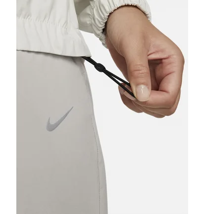 Куртка жіноча Nike Storm-Fit Swift WomenS Running Jacket White FB7492-110