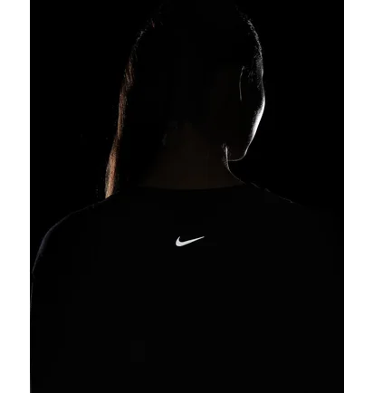 Лонгслив женский Nike One Relaxed Dri-Fit Long-Sleeve Top Black FN2817-010