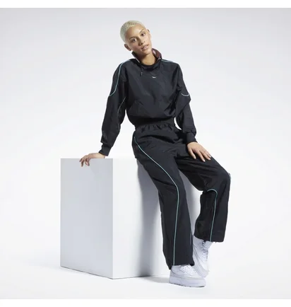 Куртка жіноча Reebok Classics Sweatshirt Black Hg1176