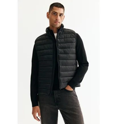 Жилетка мужская H&M Slim Fit Water-Repellent Puffer Gilet Black 1274611001