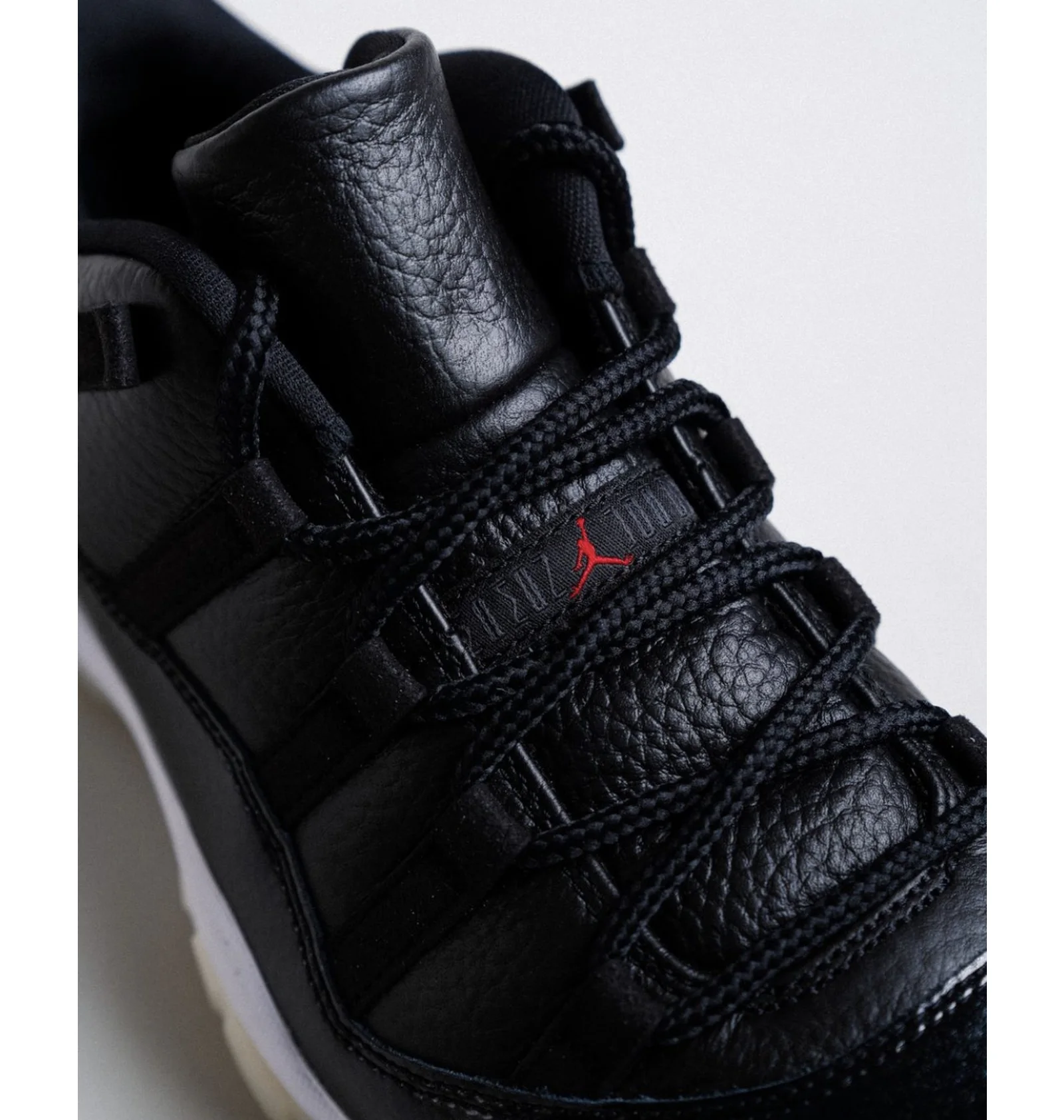 ᐉ Кроссовки мужские Air Jordan Retro 11 Low Black Av2187-001