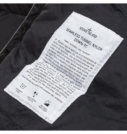 Пуховик чоловічий Stone Island Seamless Tunnel Nylon Down-Tc Hooded Jacket Black 811543128-V0029