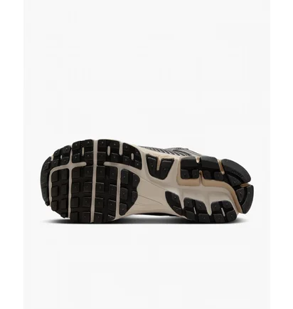 Кросівки жіночі Nike Zoom Vomero 5 Shoes Brown FN6742-201