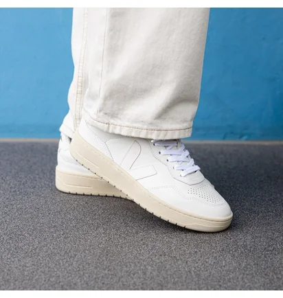 Кросівки жіночі Veja V-90 Leather Extra White VD2003380A