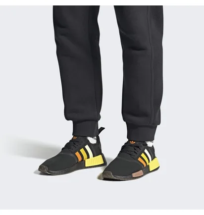 Кроссовки мужские Adidas Nmd_R1 Shoes Black HQ4561