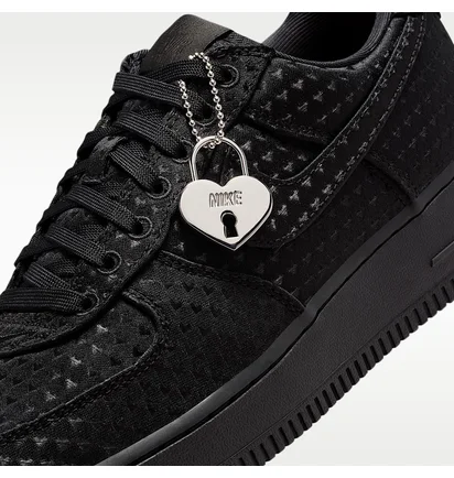 Кроссовки женские Nike Air Force 1 07 S E ValentineS Day WomenS Shoes Black IQ9965-001