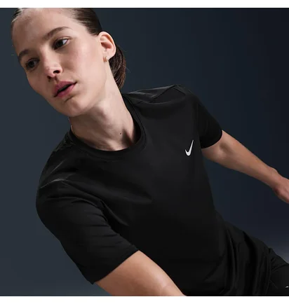 Футболка женская Nike Swift Dri-Fit Ss Black HM9698-010
