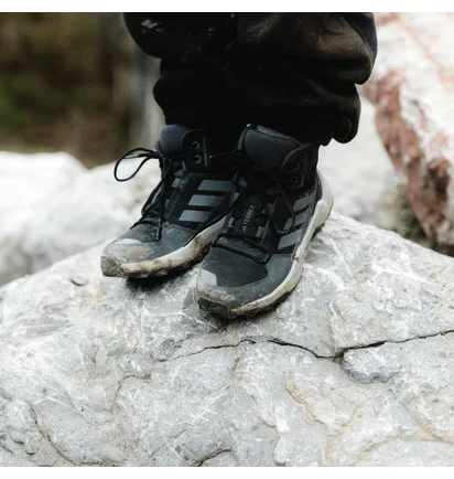 Кросівки чоловічі Adidas Terrex Ax4R Mid K Black/Grey IF6520
