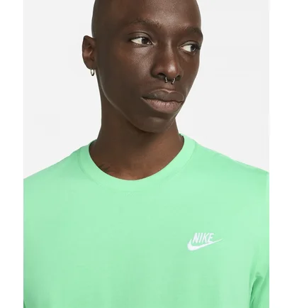 Футболка чоловіча Nike Sportswear Club T-Shirt Green AR4997-363