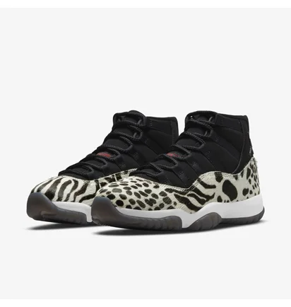 Кроссовки женские Air Jordan 11 Retro Black/White AR0715-010