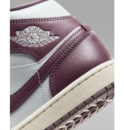 Кросівки жіночі Air Jordan 1 Mid Shoes White/Bordo BQ6472-050