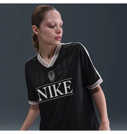 Футболка женская Nike Sportswear V-Neck Jersey Top Black IH8504-010