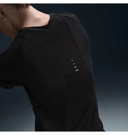 Футболка женская Nike Swift Dri-Fit Ss Black HM9698-010