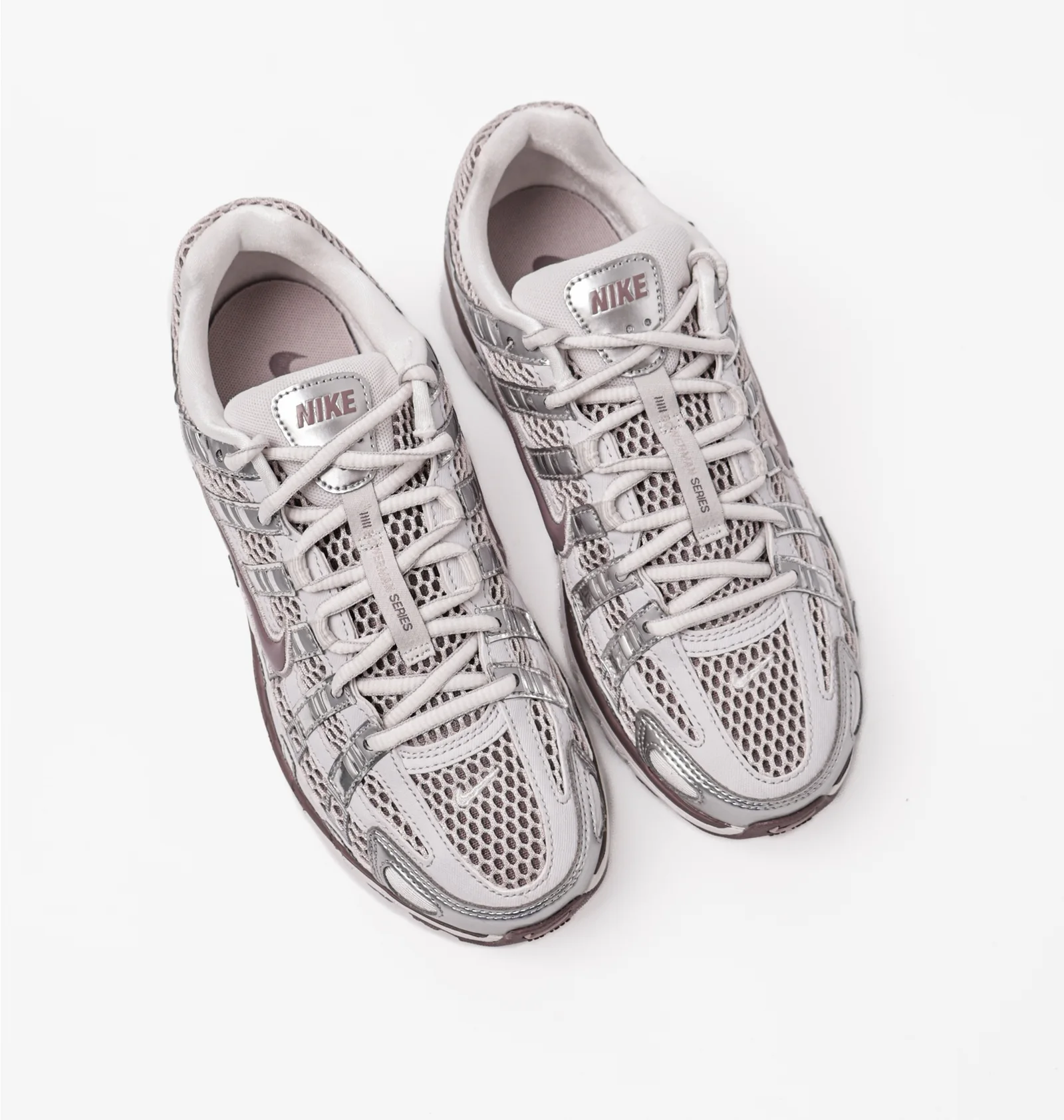 シルバーフローライト9.8kg ーtot 034 ᐉ Кросівки жіночі Nike P-6000 Grey/Violet IB4019-019 - придбати в