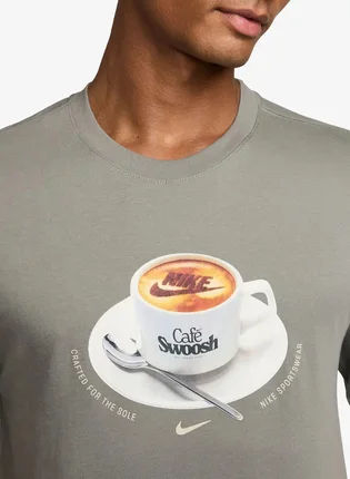 Футболка мужская Nike U Nsw Tee Std Cafe Swoosh Mug Olive IH1159-320