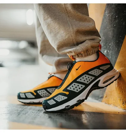 Кроссовки женские Nike W Air Max Sndr Orange/Black HJ8080-700