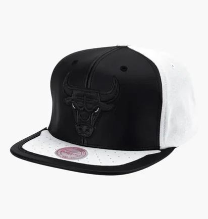 Кепка чоловіча Mitchell & Ness Chicago Bulls Day One White/Black 6HSSMM19224-CBUWHBK