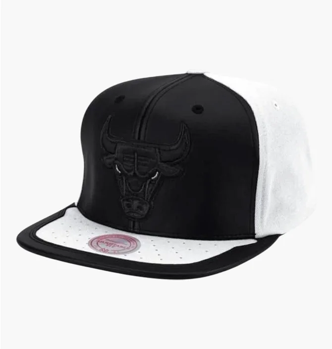 Кепка чоловіча Mitchell & Ness Chicago Bulls Day One White/Black 6HSSMM19224-CBUWHBK