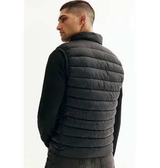 Жилетка мужская H&M Slim Fit Water-Repellent Puffer Gilet Black 1274611001