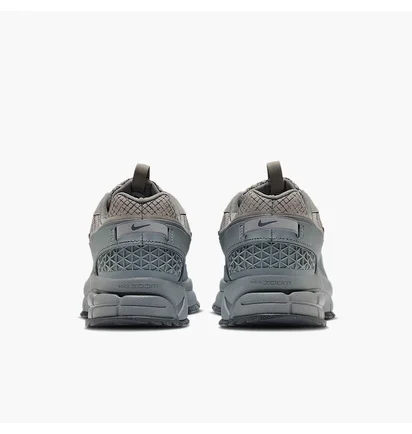 Кросівки чоловічі Nike Zoom Vomero Roam Grey HV6901-001