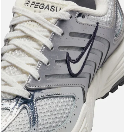 Кросівки жіночі Nike Air Pegasus 2K5 Chrome Lifestyle Shoe Metallic HJ7310-025