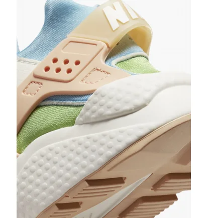 Кросівки жіночі Nike Air Huarache Se Sun Club White Dq0117-100