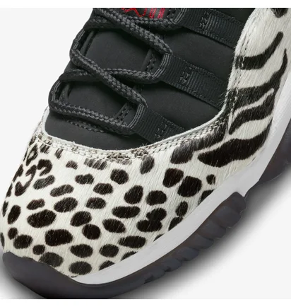 Кроссовки женские Air Jordan 11 Retro Black/White AR0715-010