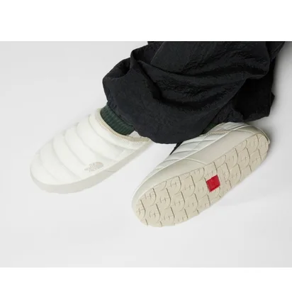 Тапочки женские The North Face Thermoball Traction Mule V White NF0A3V1H32F