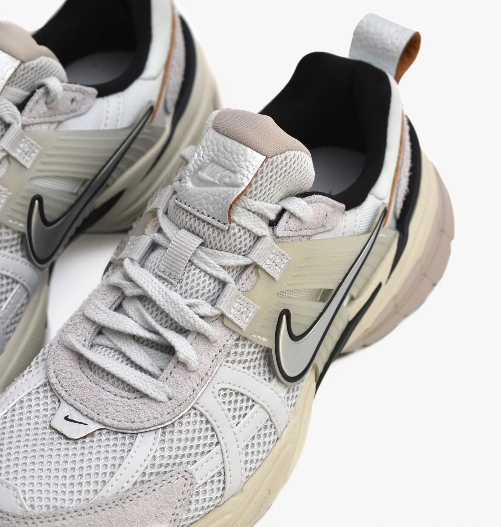 ᐉ Кросівки жіночі Nike V2K Runtekk Running Shoes Beige FN6703-002