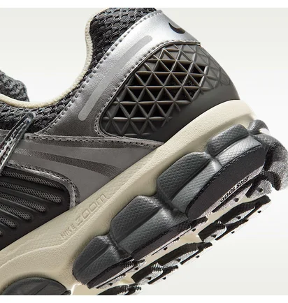 Кроссовки мужские Nike Zoom Vomero 5 Black/Metallic IM3486-001