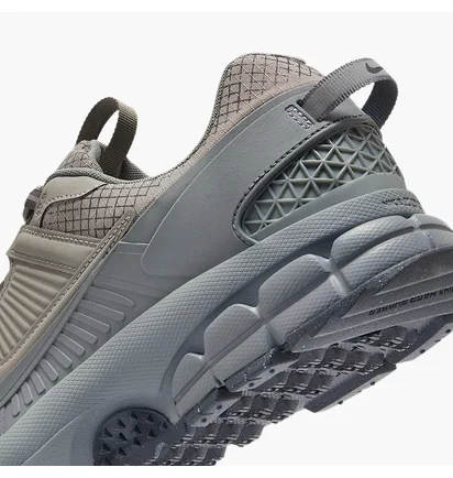 Кросівки чоловічі Nike Zoom Vomero Roam Grey HV6901-001