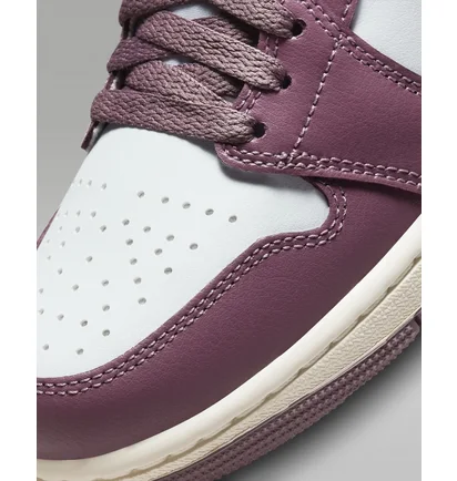 Кросівки жіночі Air Jordan 1 Mid Shoes White/Bordo BQ6472-050