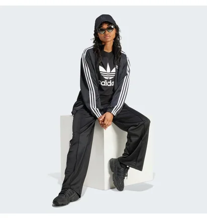 Футболка женская Adidas Trefoil Regular T-Shirt Black IR9533