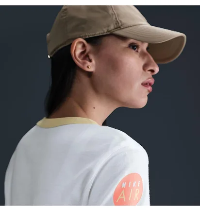 Футболка женская Nike Sportswear Club Moto Tee White HQ1707-100