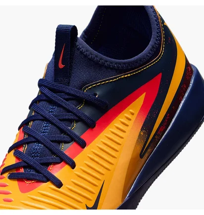 Футзалки детские Nike Phantom 6 Low Academy Erling Haaland Ic Junior Yellow/Blue HQ2036-800