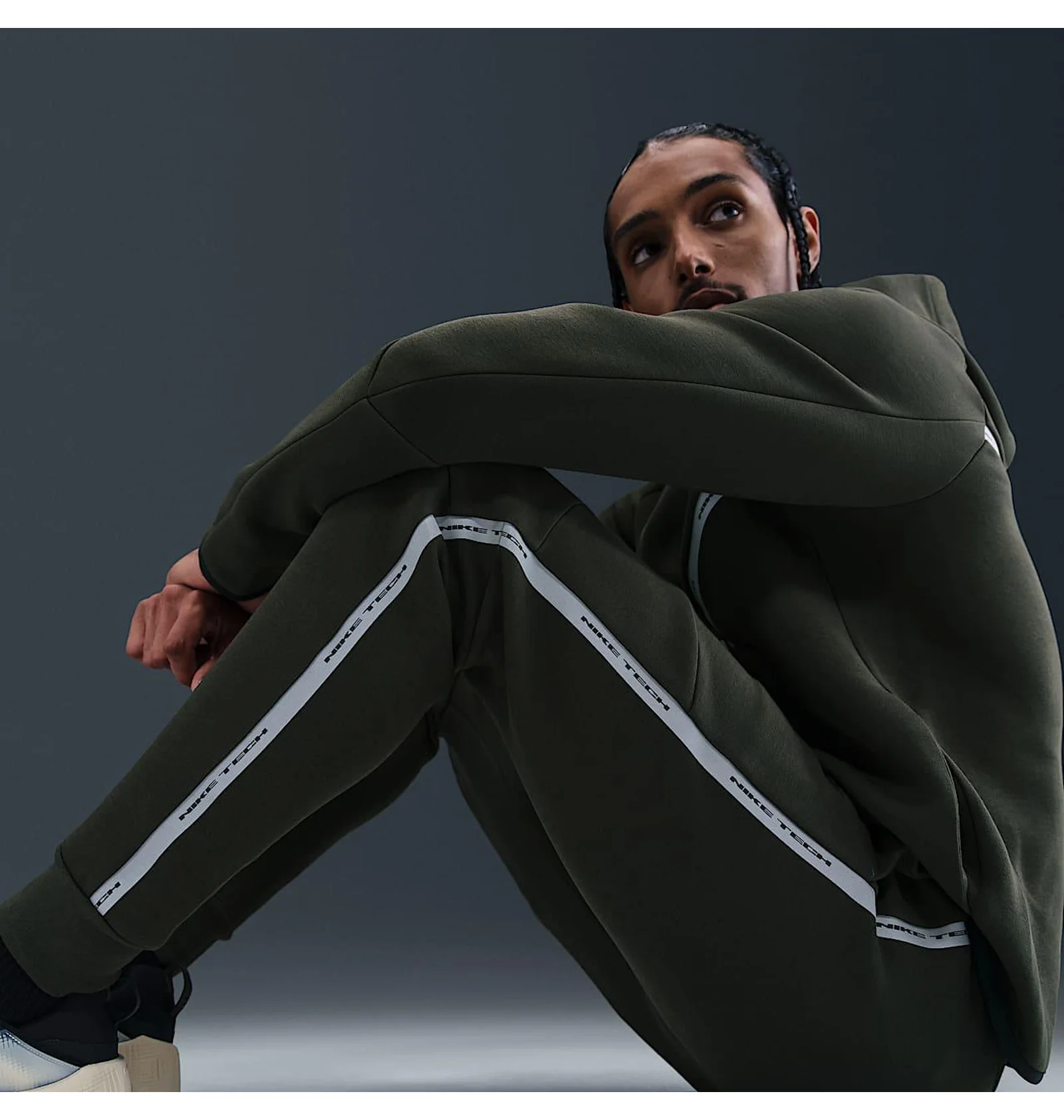 パンツ NIKE 00s ARCHIVE TECH CYBER clima-fit ᐉ Штани чоловічі Nike Tech Flc Jggr Reflec Olive IM6540-355
