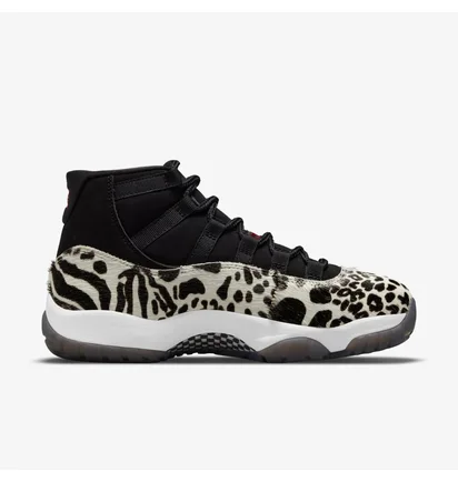 Кроссовки женские Air Jordan 11 Retro Black/White AR0715-010