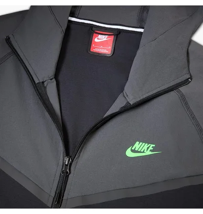 Куртка чоловіча Nike Tech Woven Jacket Black HM7151-013