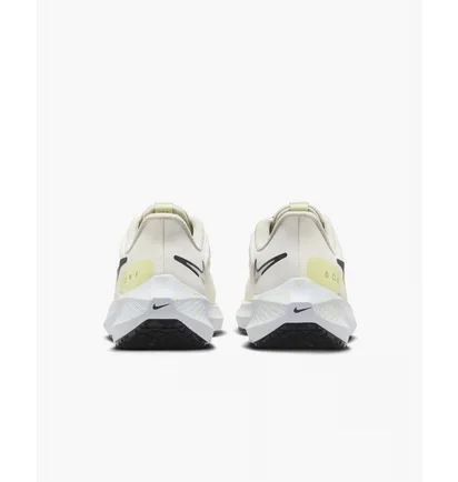 Кросівки жіночі Nike Pegasus Shield Weatherized Road Running Shoes Beige DO7626-100